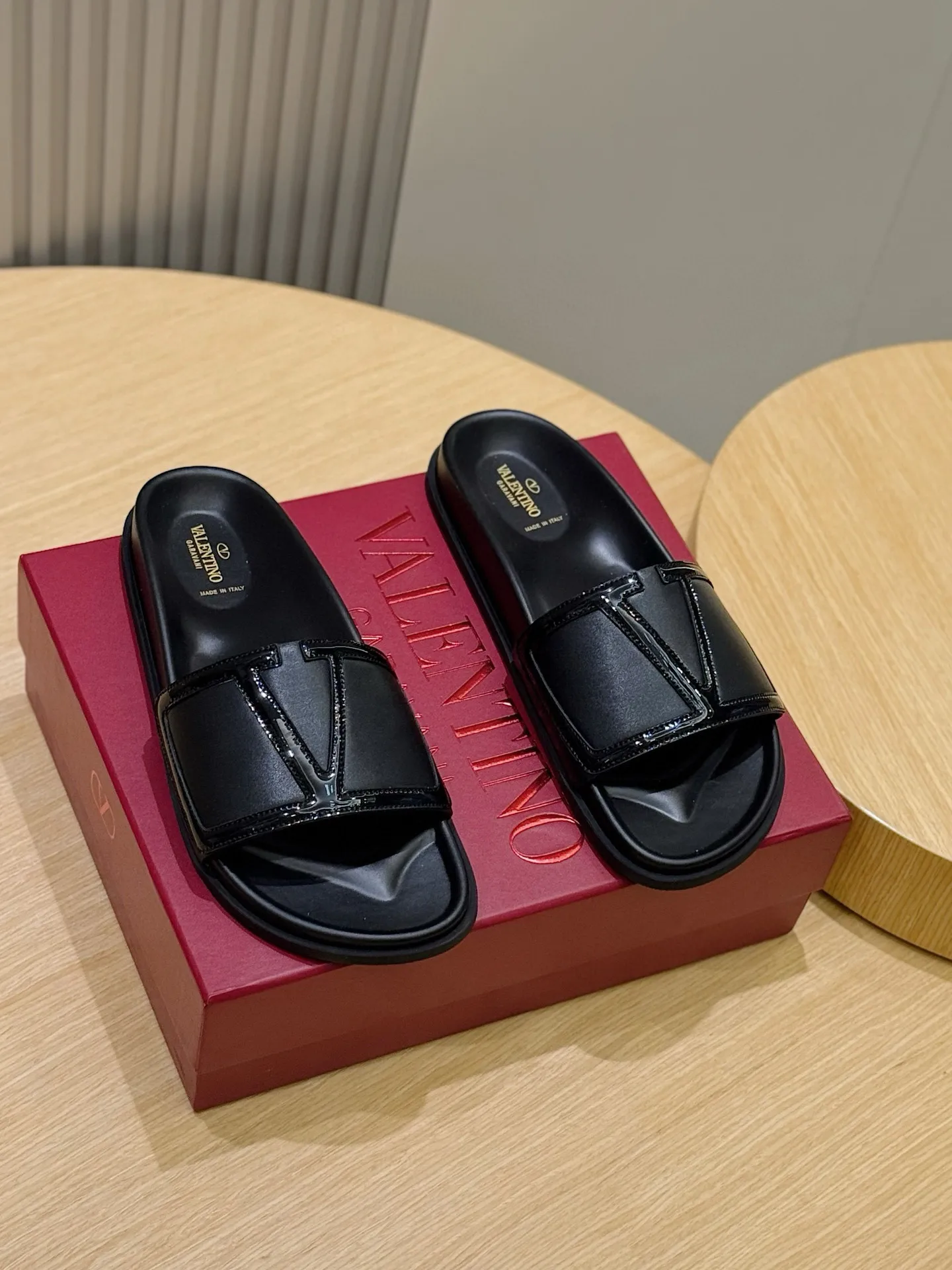 [VALENTINO] Top P: 540💰 Size: 39-44 (customized at 38.45) 🆕2025VLT — Valentino’s latest summer men’s slippers. The use of imported cowhide elements on slippers has been sublimated! It is worthy of recognition both visually and in terms of quality. Excellent quality, comfortable and durable! The embellishment of the perforated V hardware on the toe adds a sense of fashion! Cowhide feet